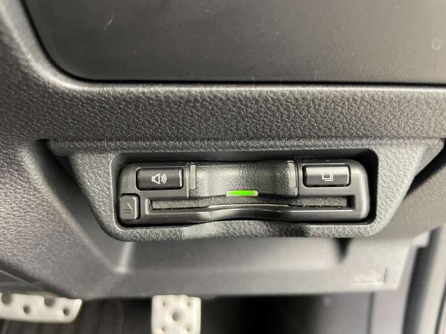 【ETC】有料道路を利用する際に料金所で停止することなく通過できる、ETC車載器（ノンストップ自動料金収受システム機器）が装備されています。セットアップを行うことで利用可能になります。