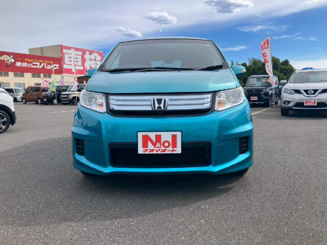 【当店のこだわり】入庫後のお車は選任スタッフによる細部清掃を実施しております。足回り、エンジンルーム、室内、室外を隅々まで綺麗にしております。展示車はピカピカです。全国配送も可能ですのでご相談下さい！