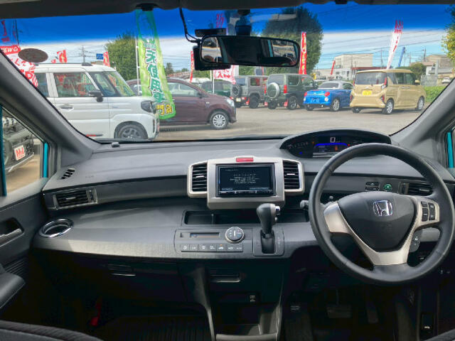 入庫後のお車は選任のスタッフによる清掃を実施！足回り、エンジンルーム、室内、室外を隅々まで綺麗にしております！全国配送も可能ですので、ご相談下さい！