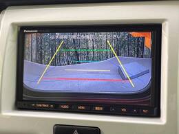 【バックカメラ】駐車時に後方がリアルタイム映像で確認できます。大型商業施設や立体駐車場での駐車時や、夜間のバック時に大活躍！運転スキルに関わらず、今や必須となった装備のひとつです！