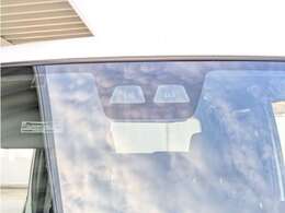 前方の車両等障害物を認識し、追突の危険性が高まったら音や警告灯などで警告し、さらに危険性が高まると自動的にブレーキが作動して衝突回避と被害軽減をアシスト。