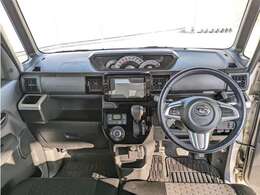 水平基調に縦型操作パネルを配置し、視認性と使いやすさを重視した立体的デザインです。