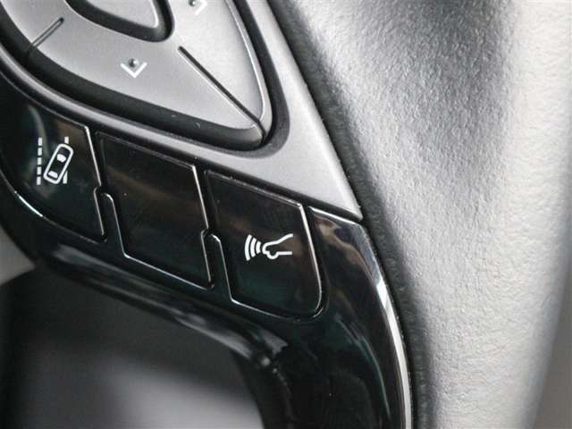 レーダークルーズコントロール使用時に同一車線内の中央を走行可能なように操舵支援を行うレーントレーシングアシスト(LTA)を搭載しています。