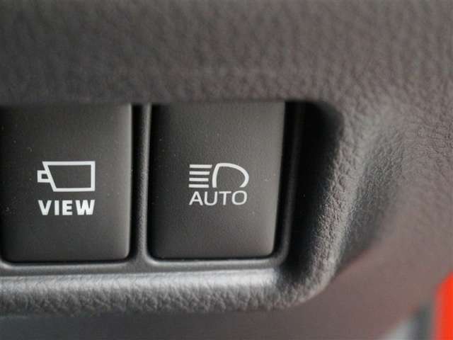 LEDヘッドランプには「オートマチックハイビーム(AHB)」を搭載。先行車や対向車、道路周辺の明るさを検知し、ハイビームとロービームを切り替えることにより、前方視界確保をアシストします。