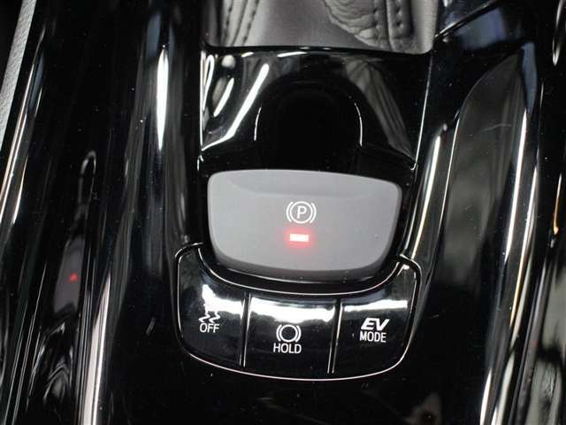 「HOLD」スイッチを押し、システムONの状態にしておくことで、渋滞や信号待ちなどでブレーキを踏んで停車した時にブレーキを保持。アクセルを踏むと解除されます。