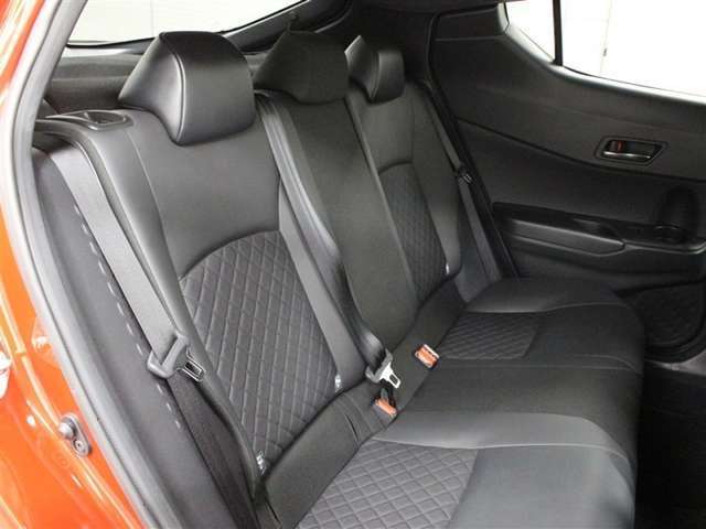 専用シート表皮は、上級ファブリック[ブラック]+本革[ブラック]＆専用ステッチ[ブラック]が特別装備されています。