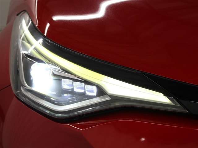 Bi-Beam LEDヘッドランプ(オートレベリング機能付)+LEDクリアランスランプ+LEDターンランプ+LEDデイライトが装着されています。