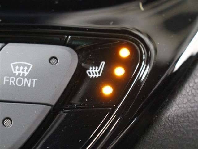 快適温熱シート(運転席・助手席)採用。長時間座っていると負担のかかりやすい肩や腰、寒い日に冷えやすい脚部に快適なぬくもりを伝えます。Hi-Mid-Loモードの3段階切替が可能です。