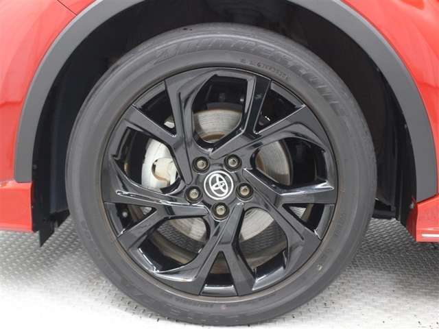 ブラック塗装とブラックナットの18インチアルミホイールを特別装備し、さらにクールでスポーティなイメージを創出しています。タイヤサイズ225/50R18