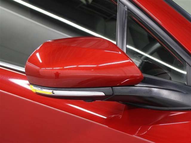 サイドターンランプ付きドアミラー。車両のドレスアップと右左折時の被視認性を兼ね備えたお洒落なミラーです。