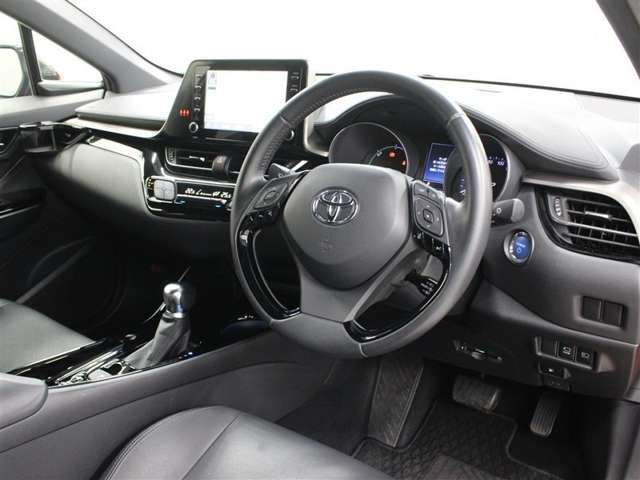 内装は、シートやインストルメントパネル、ドアトリムオーナメントなどをブラック基調にするなどクールな仕様となっています。