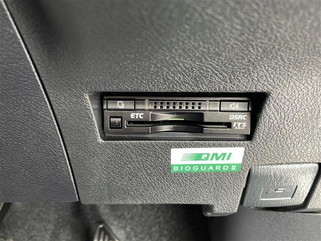 【ETC】有料道路を利用する際に料金所で停止することなく通過できる、ETC車載器（ノンストップ自動料金収受システム機器）が装備されています。セットアップを行うことで利用可能になります。