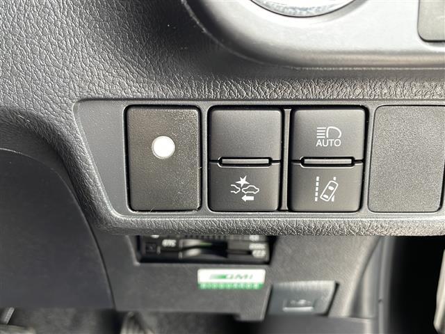 【レーンディパーチャーアラート（LDA）】クルマが車線または走路から逸脱する可能性がある場合に、ブザーまたはハンドルの振動により注意をうながします。機能には限界があるためご注意ください。