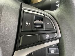 【アダプティブクルーズコントロール】高速道路での長距離走行が楽に！！自動で速度を保つクルーズコントロールが、衝突軽減システムと連携し、前方の車両を感知して車間を保つように速度調節してくれます！！