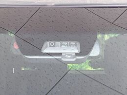 【三菱e-Assist】走行中に前方の車両等を認識し、衝突しそうな時は警報とブレーキで衝突回避と被害軽減をアシスト。より安全にドライブをお楽しみいただけます。