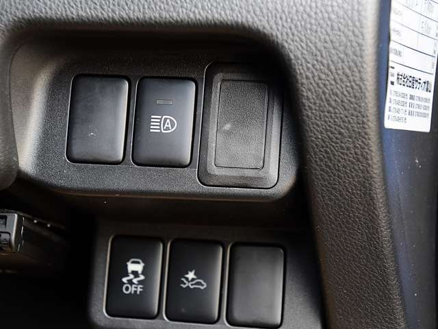運転席の右側にはハイビームアシスト、VDC、エマージェンシーブレーキのスイッチが有ります。