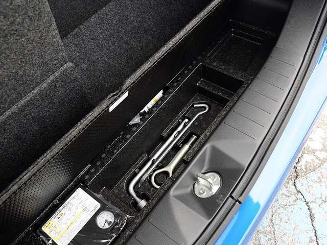 ラゲッジスペースの下にはパンクの応急修理キット、工具等が入っています。