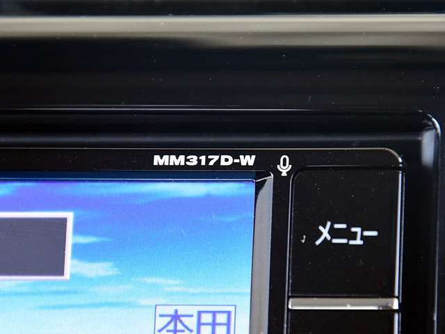 日産純正ナビゲーションMM317D-Wが付いています。