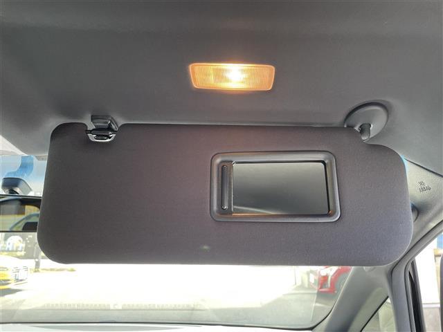 こちらバックミラーの写真になります。割れ等ありませんので、ご安心ください。中古車になりますと、ミラーは結構くすんで汚れていることが多いですが、くまなく清掃しておりますので、ご検討はお早めに！