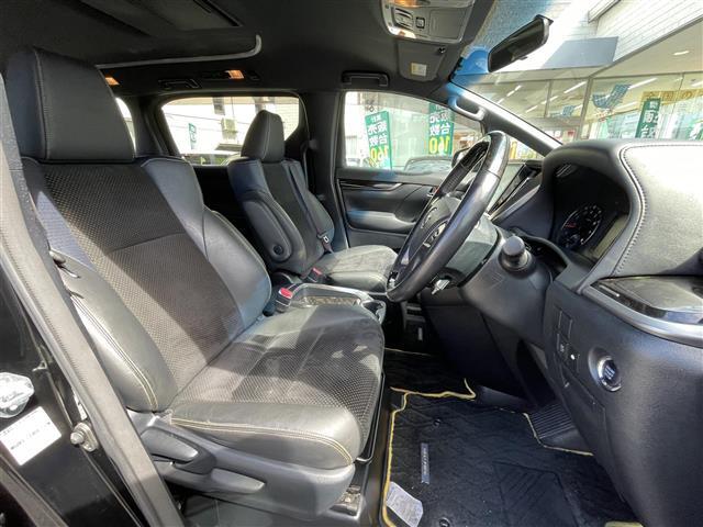 こちらは運転席のシートです。納車前には自社でしっかりクリーニングを行います。また、『AD除菌やシート撥水コーティング（別途料金）』などの、クリーニングメニューもご用意しております。