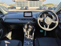 【運転席インテリアデザイン】左右対称のインテリアデザインでドライバーを包み込み運転に集中できるように設計されています。