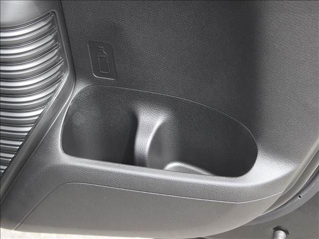 ドリンクフォルダは後部座席にも装備しております！