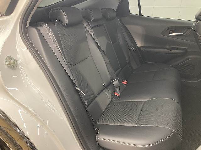 【リアシート】後部座席も気になるようなキズ・汚れやへたり等、大きなダメージはなく、良好な状態です。