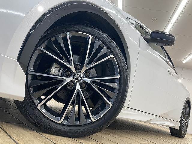 純正19インチアルミホイール搭載。