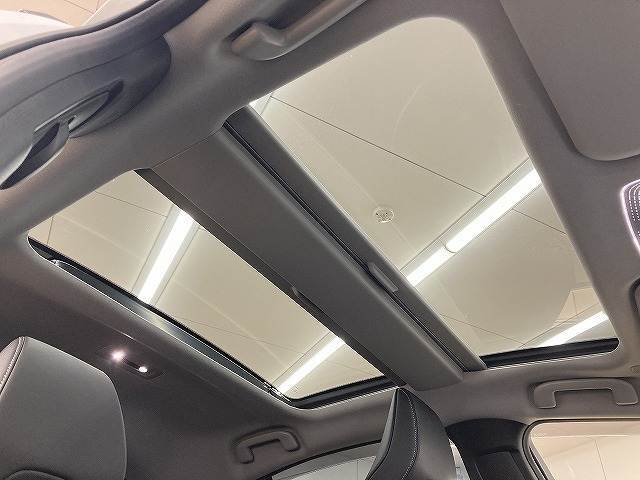 人気オプションのサンルーフ装備！車内も明るくなりドライブがより一層楽しくなります♪