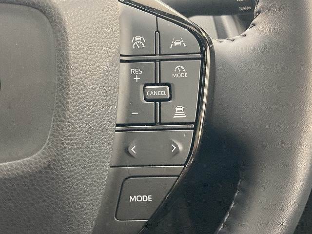 【レーダークルーズコントロール】追従型クルーズコントロールは、レーダーやビデオカメラが前方の車の状況を検知し、状況に合わせて速度を自動調整してくれる機能を備えています。