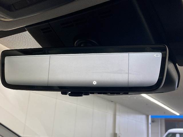 【インテリジェントルームミラー】搭載、乗員、ヘッドレスト、積載物などでさえぎられがちなルームミラーの後方視界をクリアに保ちます。