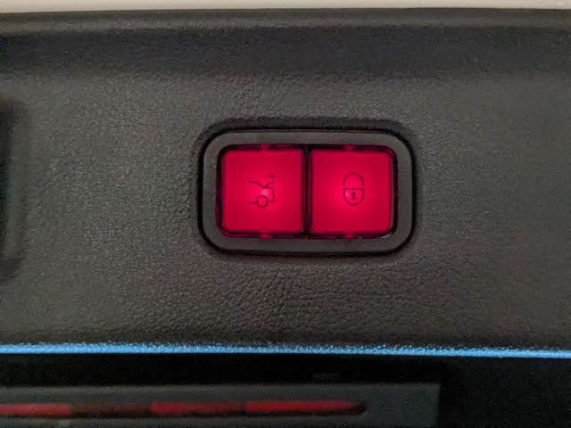 天候が悪い日や暑い日でも、しっかりお車をご覧いただけるよう「屋内 専用デモブース」を完備しております。