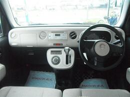 ベージュを基調とした明るい内装です。