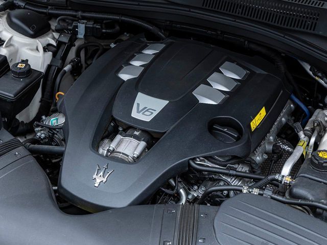 マセラティの100年の歴史が詰まった、3リッターV6ツインターボエンジン。是非店頭でその走りやエギゾーストを、肌で、耳でご体感ください。