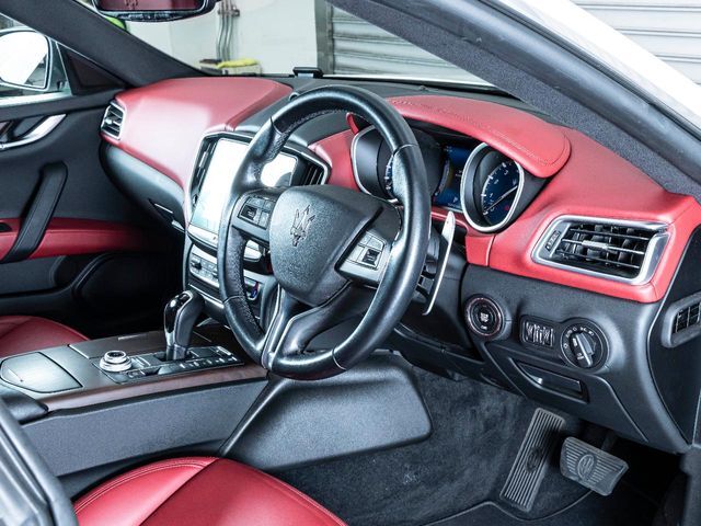 握るものを『興奮』へと導くステアリング。レースで培ったハイパフォーマンスなドライビングを体験。