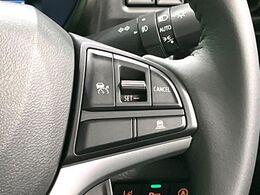 【アダプティブクルーズコントロール】高速道路での長距離走行が楽に！！自動で速度を保つクルーズコントロールが、衝突軽減システムと連携し、前方の車両を感知して車間を保つように速度調節してくれます！！