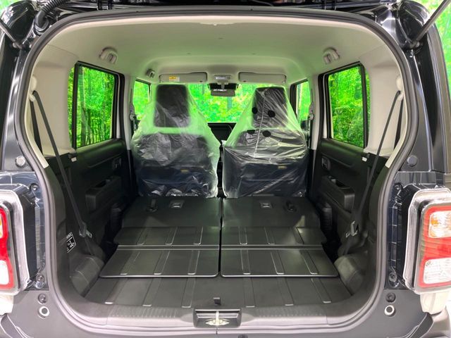 積み下ろしのしやすいデッキにはたっぷりと荷物を積み込んでいただけます。遊びから仕事まで、様々なシーンで頼れます♪