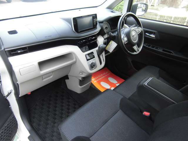 ゆったりとした運転席廻り♪ベンチシートとインパネシフトで足元も広々