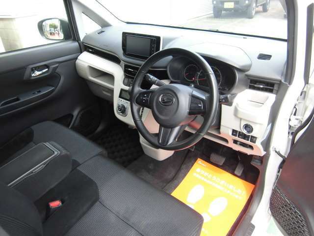 広い視界にゆったりとした足元で運転もラクラクですね！シンプルな操作系で女性にもお勧めです♪