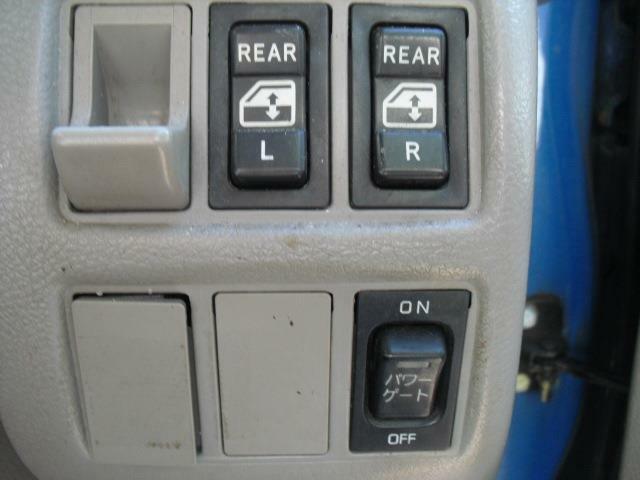 後部ドア、パワーウインドウは運転席右のスイッチでも操作可能です