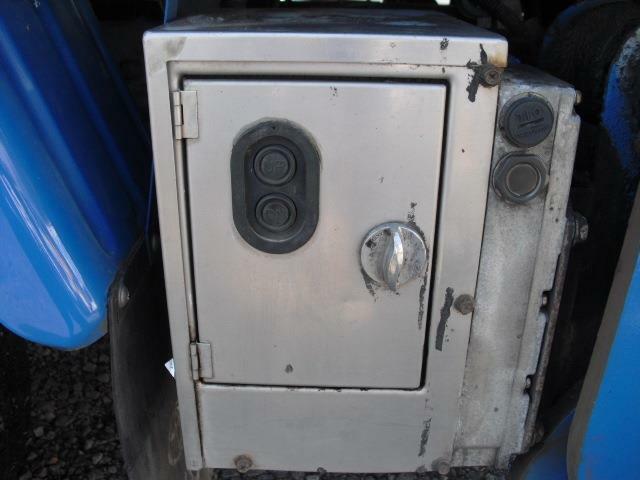 ゲート操作は荷台左側、後方のBOXスイッチで行います。プッシュボタンタイプで指先で操作可能です