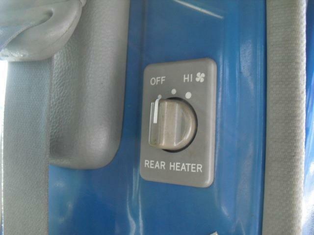 前述したリアヒータースイッチは運転席後ろにセット。風量調節も可能です