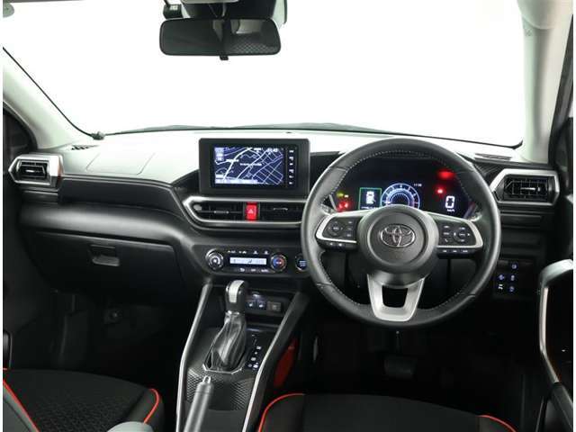 デザインもよく、居心地のよい運転席ですね。分かりやすいスイッチ類ですから操作もしやすく運転をサポートします。ぜひご来店いただき、実際にお座りいただいてステアリングを握ってみてください！