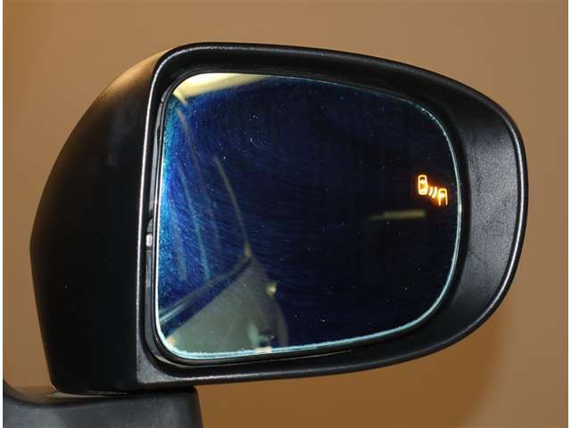 予防安全機能の1つ、ブラインドスポットモニター付き。隣の車線を走る車両をレーダーで検知し、ドアミラーでは確認しにくい後測方エリアに存在する車両に加えて、急接近してくる車両も検知します。