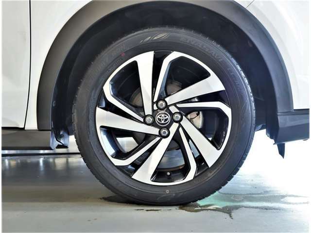 純正アルミホイール。デザインが素敵ですね。お車全体のイメージ変わりますね。ホイールの重量やタイヤの放熱性など性能面に大きく関わる部分ですよね。タイヤサイズは　195/60R17　です。