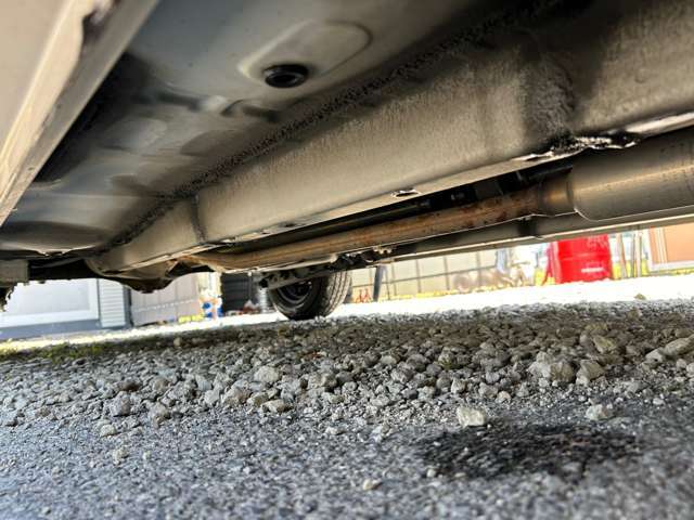 運転席下から
