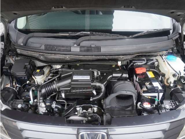 エンジンは車の心臓部分です。このエンジンルームが汚いとトラブルの基になります。当店は専用の液剤を使って徹底的に綺麗にします。