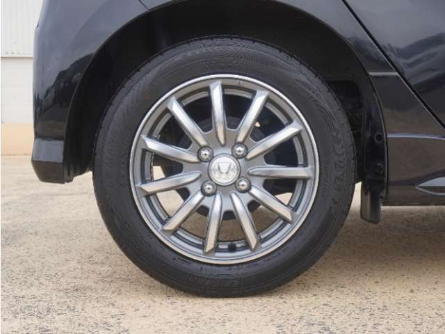 アルミホイール装着車です！これで足元まわりもおしゃれにきまります！