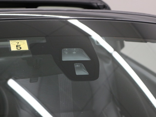 【衝突軽減ブレーキ】低速走行時に自車が、前方の車両に追突するおそれがあるとき運転者のブレーキ操作を支援し衝突回避を支援したり衝突の衝撃を軽減するシステムです！