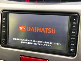 【純正ナビ】人気の純正ナビを装備しております。ナビの使いやすさはもちろん、オーディオ機能も充実！キャンプや旅行はもちろん、通勤や買い物など普段のドライブも楽しくなるはず♪